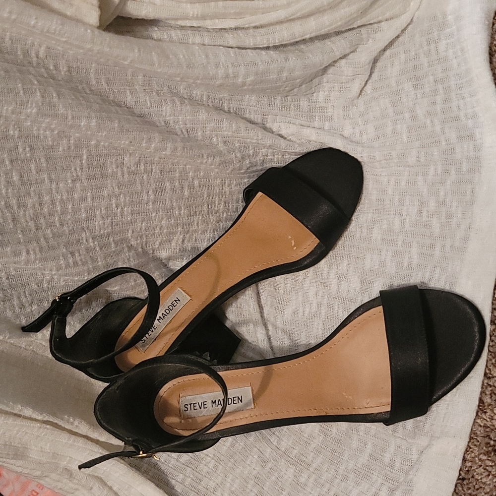 Steve Madden Blach with white floral heels